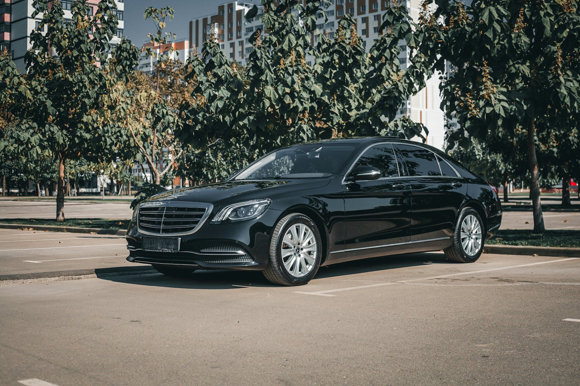 Berline Mercedes-Benz Classe S noire, véhicule de la flotte Aquitaine Prestige, stationnée et prête pour un transfert.